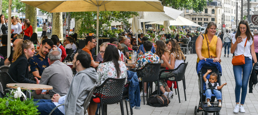 Terrasse restaurant place de la Brèche © Darri
