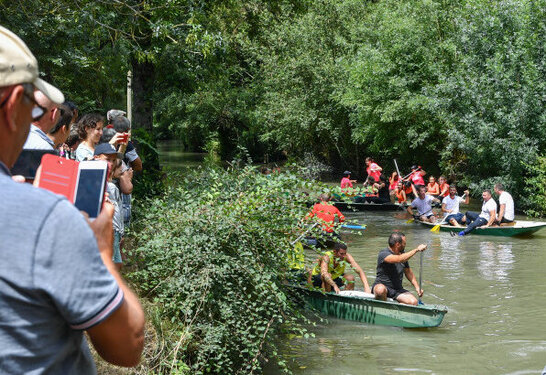 Arrivee des 24 H de la barque a St Hilaire la Palud