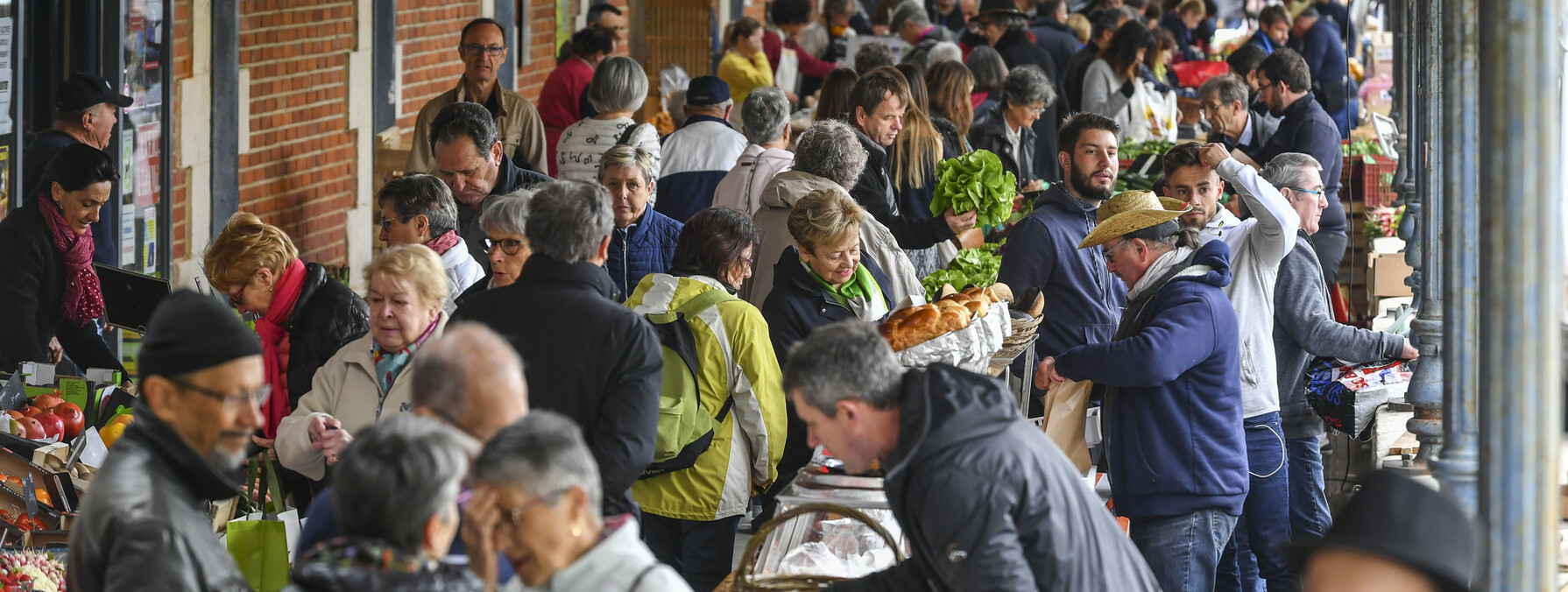 Les commerçants des halles du début à la fin du marché sont présents les jeudis, samedis, dimanches et jours fériés pour le plaisir des Niortais et gourmands en tous genres.