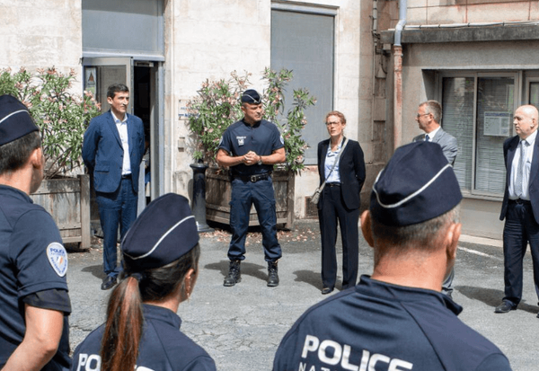Visite du maire de Niort aux agents des services publics de sécurité