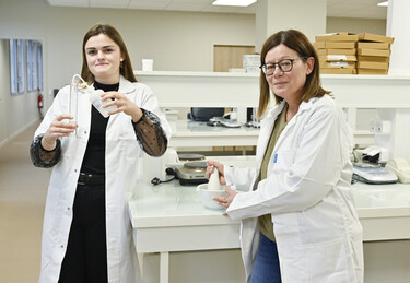 Fiona et Severine, étudiantes en DEUST Préparateur en pharmacie au Campus des métiers
