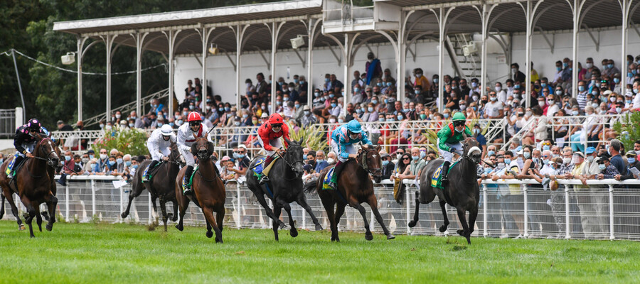 Courses hippiques a l?hippodrome de Niort en presence des elus de la Mairie
