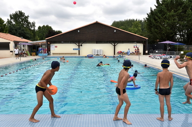 La piscine estivale de Magné accueille environ 9000 personnes chaque saison ©Bruno Derbord