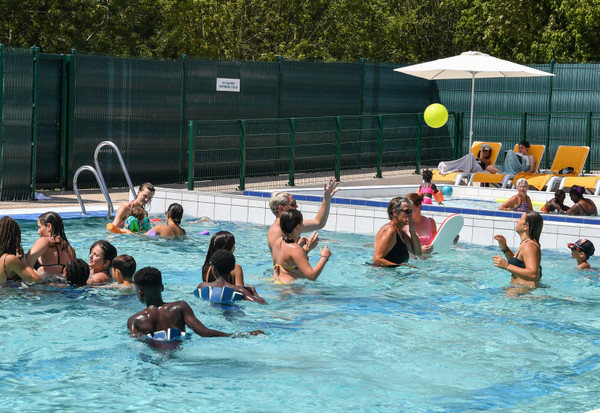 Les utilisateurs de la piscine de la Garette profitent de la piscine pour se baigner et se detendre