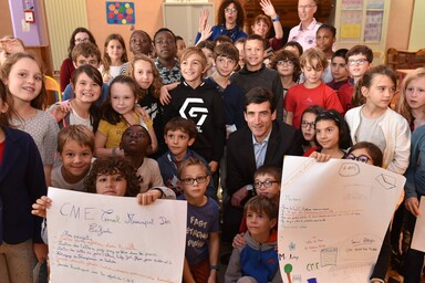 Jérôme Baloge parmi les enfants lors des élections des conseillers municipaux des enfants à l'école élémentaire Jules-Michelet