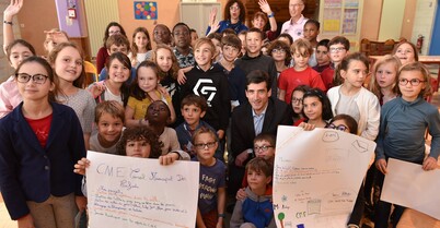 Jérôme Baloge parmi les enfants lors des élections des conseillers municipaux des enfants à l'école élémentaire Jules-Michelet