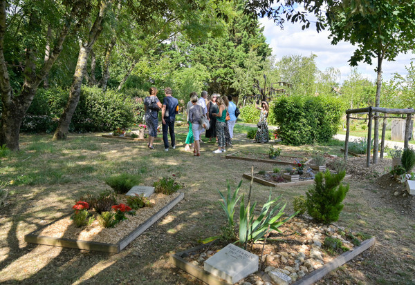 Visite d'une délégation de la commune de Pessac au  cimetière naturel de Souché ©Darri