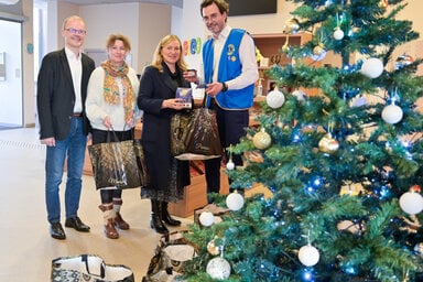 Dons de colis de denrees alimentaires par le Lions Club Haut Val de Sevres aux beneficiaire du CCAS de Niort