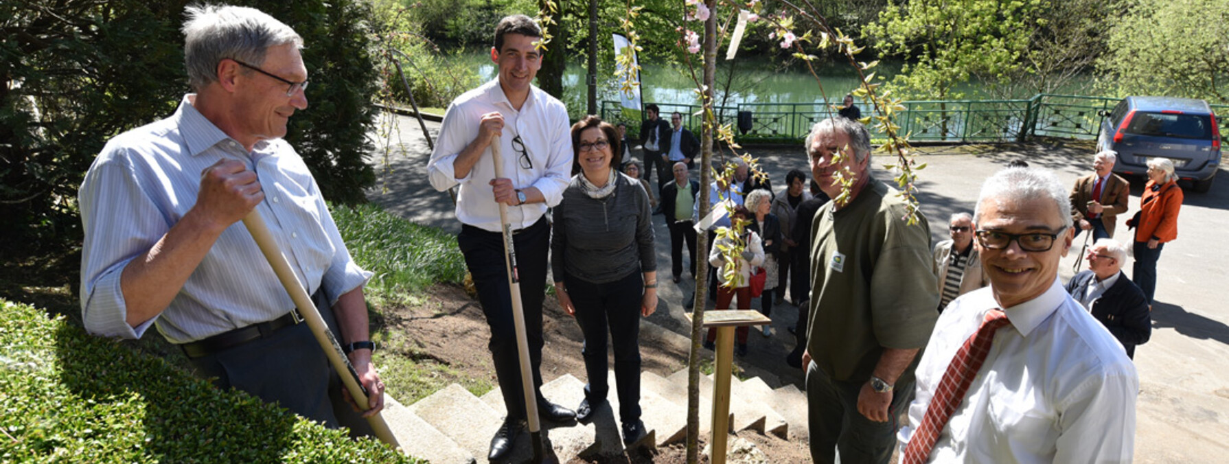 La plantation des 4 derniers arbres s'est déroulée vendredi 7 avril 2017, en présence des présidents des Lions Club niortais et du maire, Jérôme Baloge ©Bruno Derbord