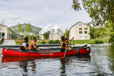 Canoes sur la Sevres devant Port Boinot