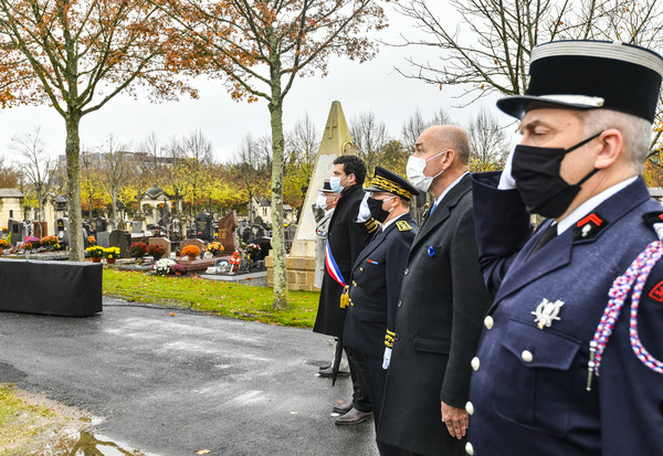 Ceremonie du souvenir du 1er Novembre en presence de M. Le Maire M. Le Prefet au cimentiere des Sablieres