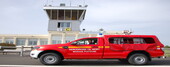 Dimitri Vrignault, pompier-aérodrome, et son véhicule incendie poudre (VIP 2.5) veillent à la sécurité de l'aérodrome.