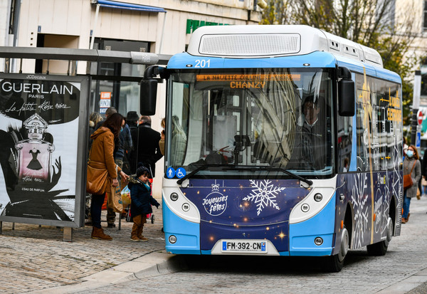 Bus TAN arret de bus et utilisateurs et navette electrique serigraphiee aux couleurs de Noel.