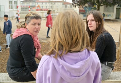 Mediation periscolaire aupres des eleves de l'ecole elementaire Jules Ferry Begny Elisabeth a gauche et Clabaut ketty a droite