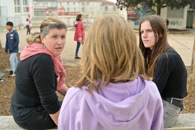 Mediation periscolaire aupres des eleves de l'ecole elementaire Jules Ferry Begny Elisabeth a gauche et Clabaut ketty a droite