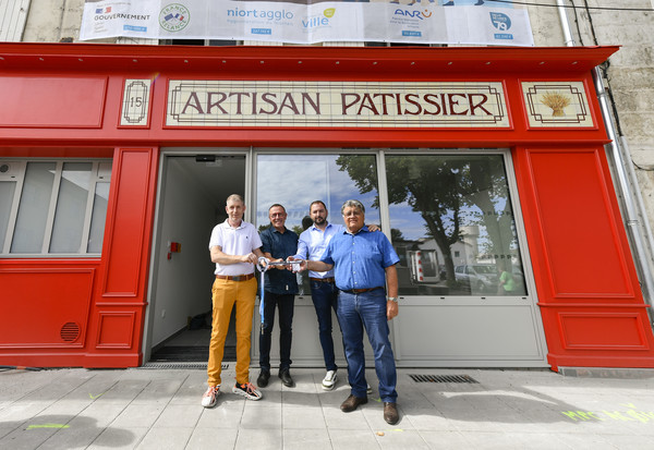 Remise des clefs au proprietaires de la nouvelle boulangerie place Denfert Rochereau par Romain Dupeyrou