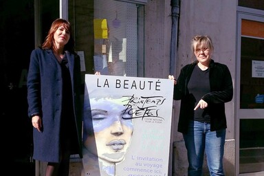 Christelle Chassagne et Hélène Page présentent l'affiche du Printemps des Poètes.