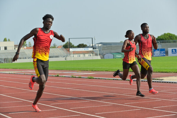 Athletes paralympiques d'Angola en entrainement sur la piste du stade Rene Gaillard