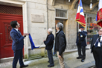 Inauguration de la plaque du resistant Léon Stuardi mort résistant à Niort et mort en déportation Guerre 39-45