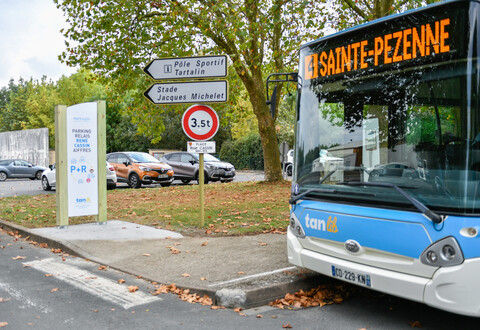 Malika Chesse du service mobilite de la CAN presente le parking P+R sur la place Rene Cassin a Aiffres