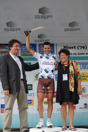 Anthony Ravard vainqueur de l'étape entouré par Pascal Duforestel, 1er adjoint et Chantal Barré, adjointe aux sports
