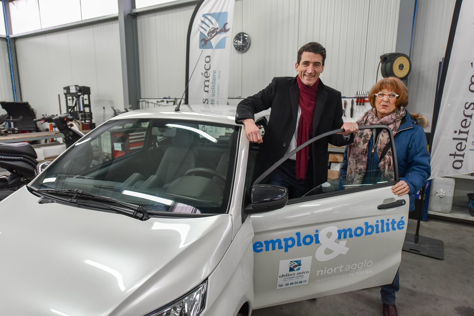 Jérôme Baloge, Président de Niort Agglo, et Marie-Annick Seys, Présidente de la structure d'insertion AIVE, devant l'une des voitures sans permis
