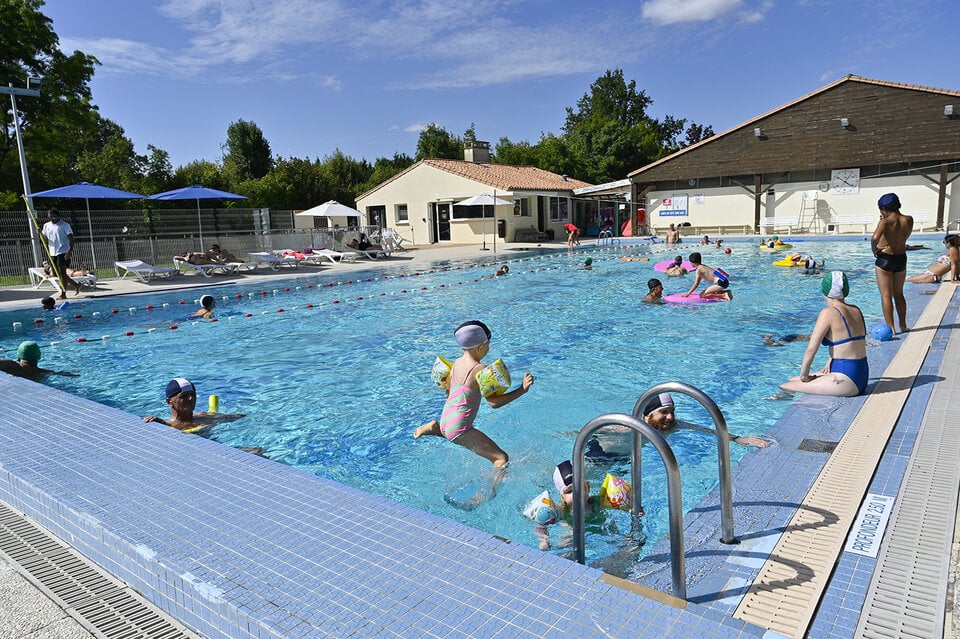 Baigneurs a la piscine Jean Thebaut de Magne