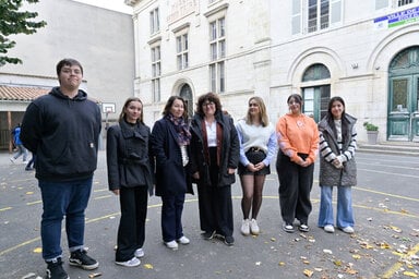 5 jeunes en service civique vont travailler aupres des enfants des ecoles primaires dans le cadre de Coup de pouce Cle