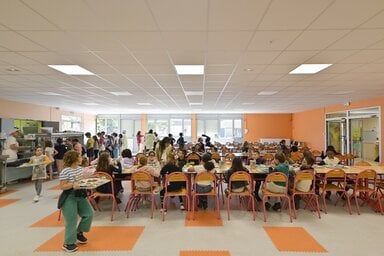 Restaurant scolaire renove de l'ecole primaire des Brizeaux