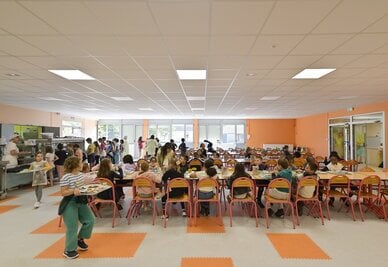 Restaurant scolaire renove de l'ecole primaire des Brizeaux