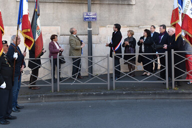 Pose de la plaque en hommage à Delphin Debenest rue de l'Espingole, le 6 avril 2017 ©BDerbord