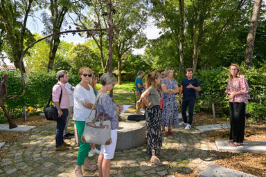 Visite d?une delegation de la Ville de Pessac au cimetiere naturel de Souche