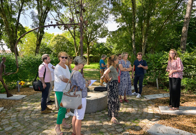 Visite d?une delegation de la Ville de Pessac au cimetiere naturel de Souche