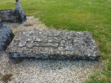 Cimetière de Coulon : pierre tombale Etienne Claveau (1780) avant restauration ©DR