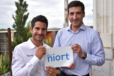 Julien Viroulaud, "fier d'être Niortais", accrochera le pavillon que lui a remis le maire de Niort, à l'arrière du bateau ©Bruno Derbord