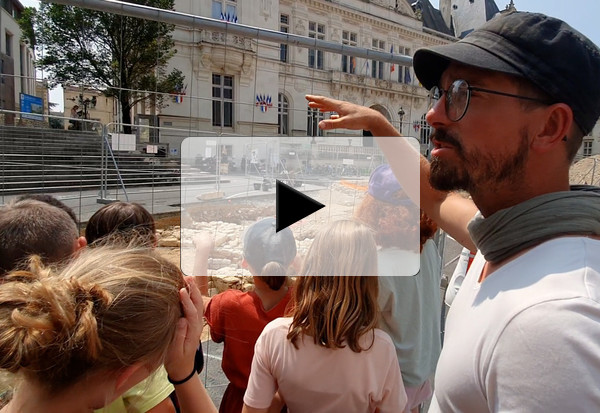 L'archéologue Cédric Gérardin avec le Conseil Municipal des Enfants