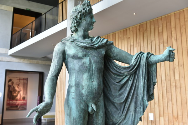 Touche finale a l'issue de la restauration du bronze L'Apollon du Belvedere le jour de son retour au musee