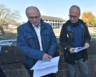 Michel Pailley, adjoint au maire de Niort, et Pascal Peyrot, technicien à la Fédération départementale de pêche ©Bruno Derbord 