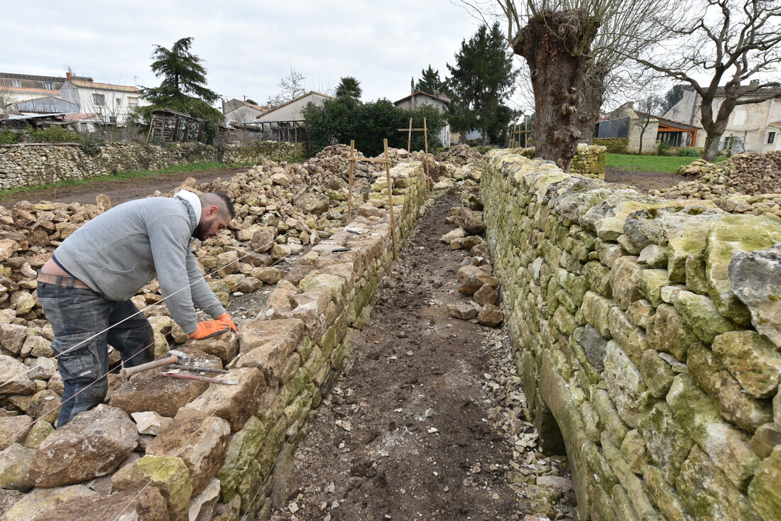 Chantier participatif pour la reparation d'un mur chemin des Brouettes a Souche