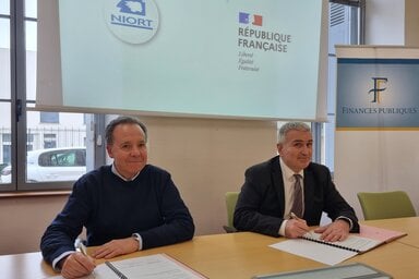 Signature de la convention de recouvrement des recettes en présence de Gérard Lefevre, conseiller municipal délégué aux finances et Eric Bonnemaison, responsable du service de gestion comptable de Niort.