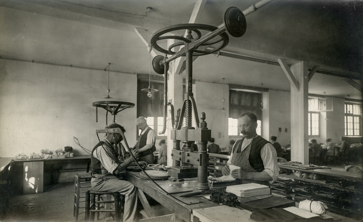 Atelier de gantiers dans les années 1920 ©DR