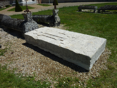 Cimetière de Coulon : pierre tombale Etienne Claveau (1780) restaurée ©DR