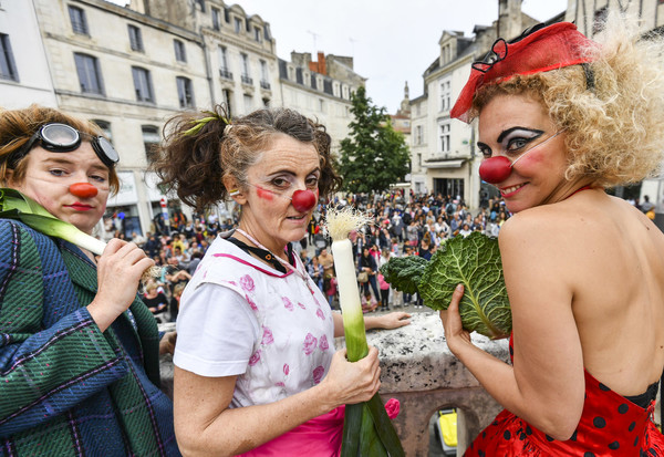 Parade du Tres grand conseil mondial des clowns organise par la CIE les Matapestes