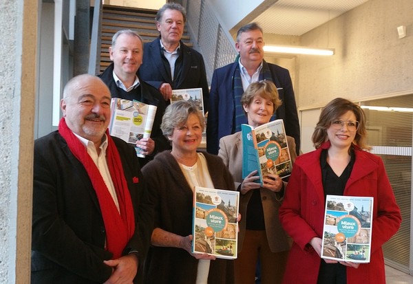 Des membres de l'association Retraite heureuse, des élus de l'Agglo et de la Ville de Niort et le directeur de Transdev présentent le guide 