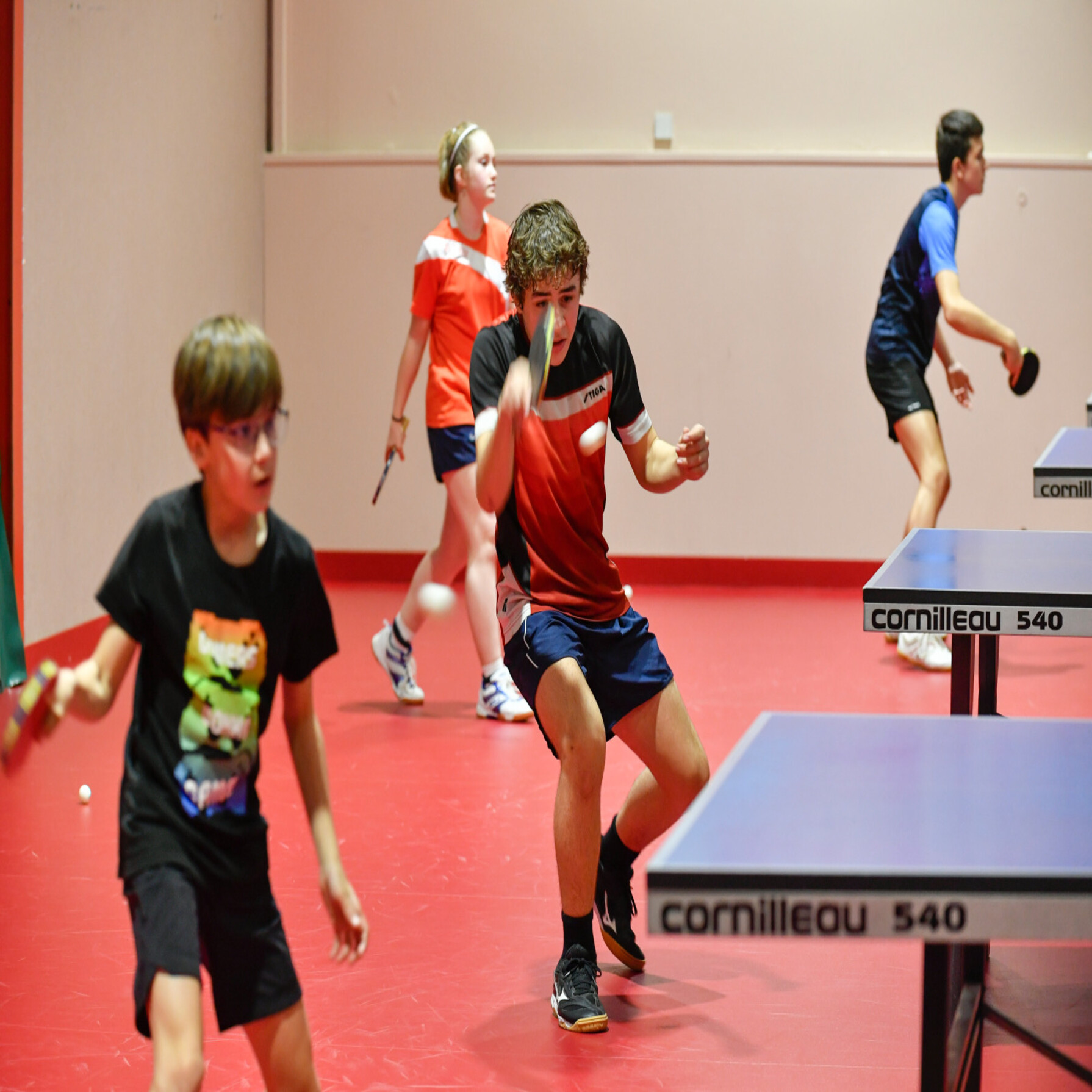 headerEntrainement de tennis de table de jeunes en sport etude