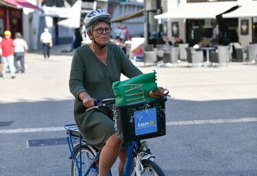Femme à vélo Tanlib en centre-ville de Niort