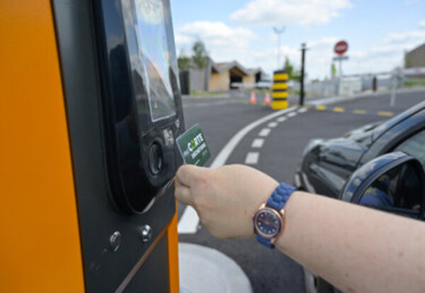 Main présentant une carte d'accès à la borne automatisée d'entrée d'une déchèterie