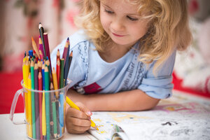 Enfant en train de dessiner ©Maksim Kostenko AdobeStock