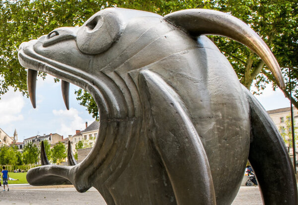 Dragon de la rue Ricard avec velo au 2nd plan
