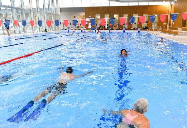 Ouverture de la piscine du Pre Leroy fermee pendant trois ans pour travaux.